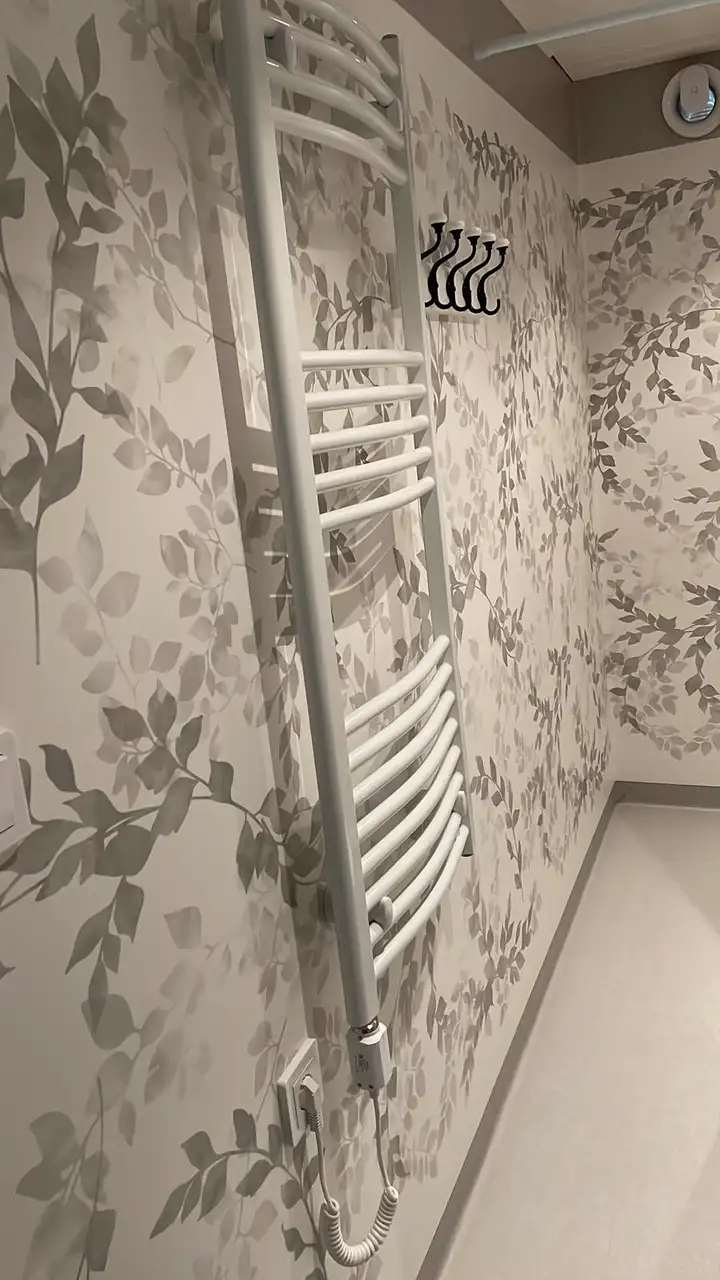 Handtuchwärmer und Haken im Badezimmer