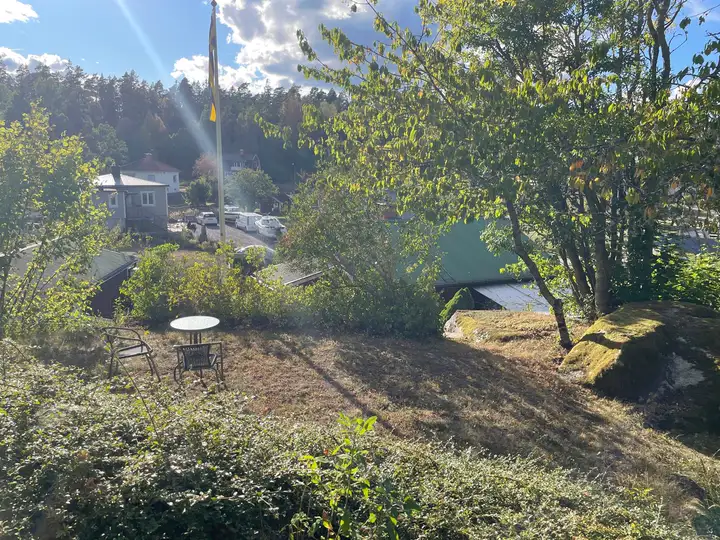 Sitzplatz im oberen Garten mit Aussicht über den Ort