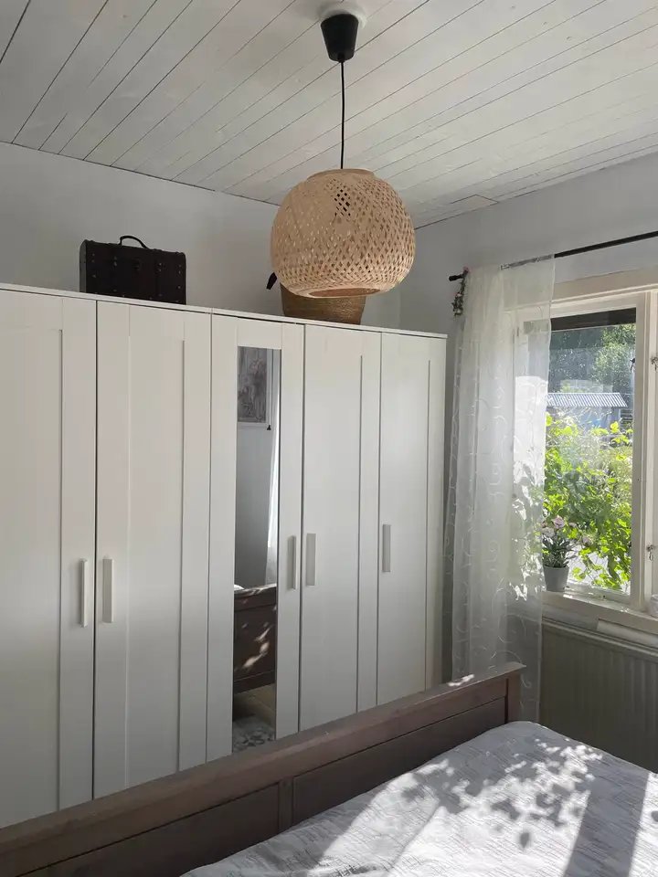 Großer Kleiderschrank und Fenster im ersten Schlafzimmer