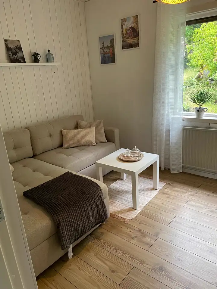Zweites Schlafzimmer mit Schlafsofa und Blick in den Garten
