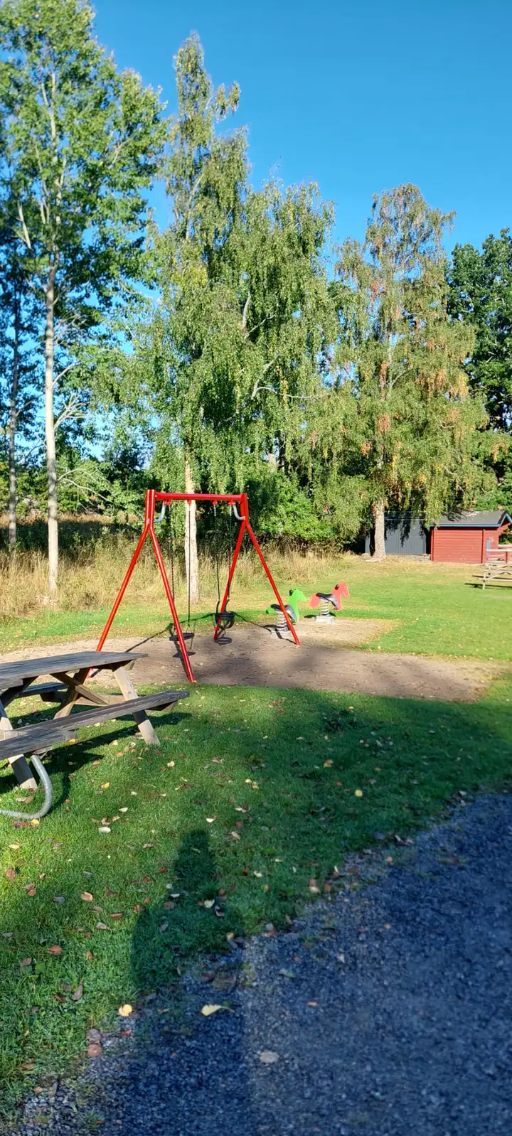 Spielplatz mit Schaukel am Badeplatz